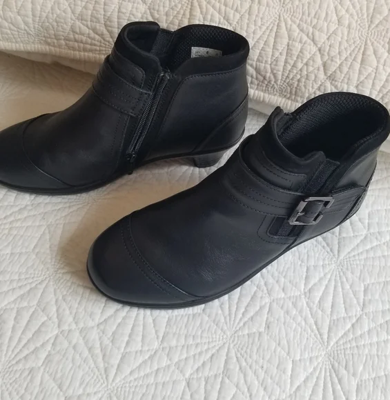 OrthoFeet Emma Black Ankle Boots - Picture 1 of 5